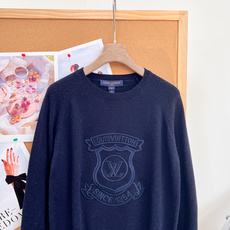 🆕LOUIS VUITTON26早秋盾牌徽标刺绣圆领针织衫✨老钱学院风天花板 经典圆领+插肩袖剪裁,版型松弛不紧绷,对各 🆕LOUIS VUITTON26早秋盾牌徽标刺绣圆领针织衫✨老钱学院风天花板 经典圆领+插肩袖剪裁,版型松弛不紧绷,对各