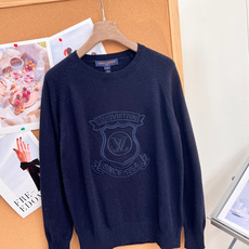 🆕LOUIS VUITTON26早秋盾牌徽标刺绣圆领针织衫✨老钱学院风天花板 经典圆领+插肩袖剪裁,版型松弛不紧绷,对各 🆕LOUIS VUITTON26早秋盾牌徽标刺绣圆领针织衫✨老钱学院风天花板 经典圆领+插肩袖剪裁,版型松弛不紧绷,对各