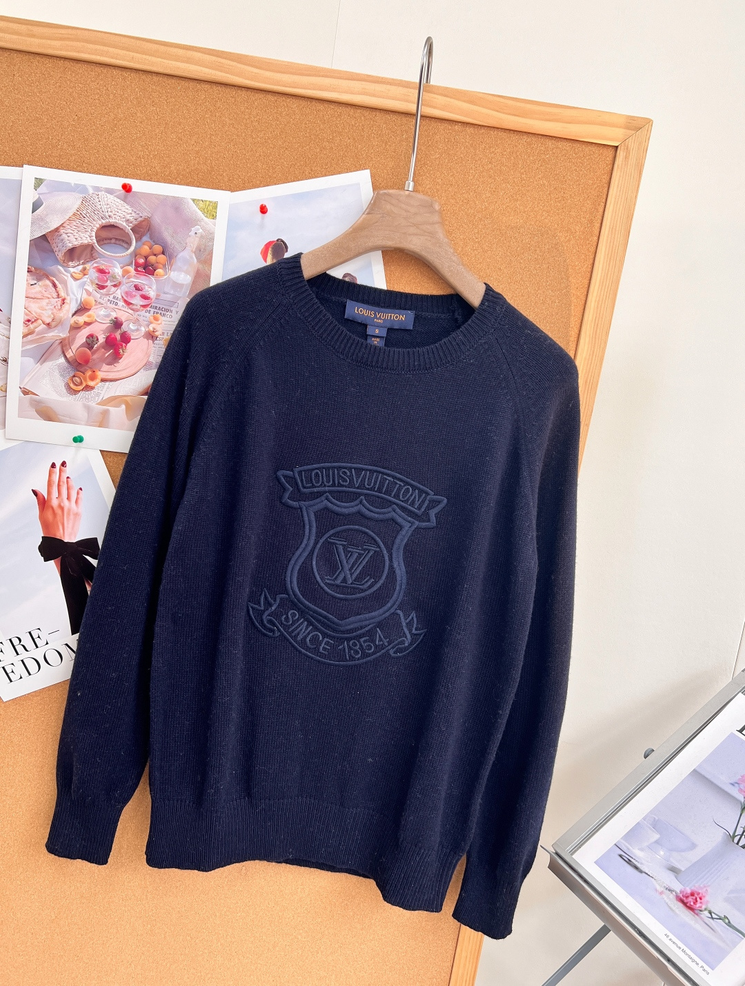 🆕LOUIS VUITTON26早秋盾牌徽标刺绣圆领针织衫✨老钱学院风天花板 经典圆领+插肩袖剪裁,版型松弛不紧绷,对各 🆕LOUIS VUITTON26早秋盾牌徽标刺绣圆领针织衫✨老钱学院风天花板 经典圆领+插肩袖剪裁,版型松弛不紧绷,对各
