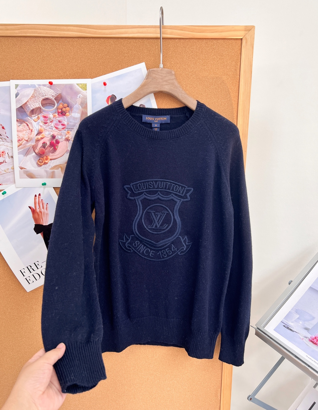 🆕LOUIS VUITTON26早秋盾牌徽标刺绣圆领针织衫✨老钱学院风天花板 经典圆领+插肩袖剪裁,版型松弛不紧绷,对各 🆕LOUIS VUITTON26早秋盾牌徽标刺绣圆领针织衫✨老钱学院风天花板 经典圆领+插肩袖剪裁,版型松弛不紧绷,对各