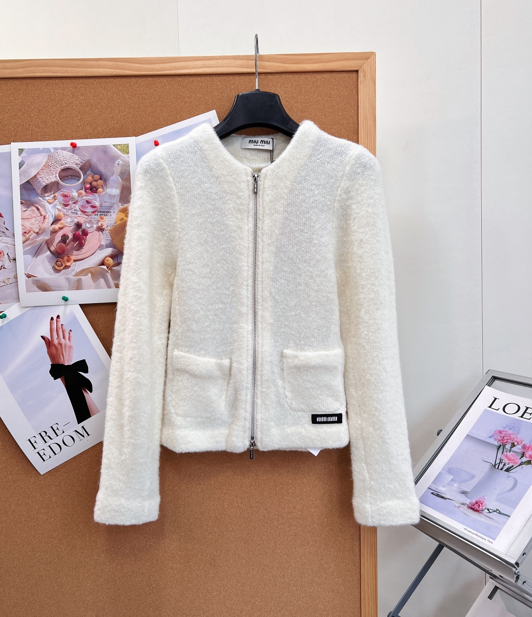 🆕Miu Miu26早秋圆领拉链针织开衫✨软糯千金氛围感,软糯圈圈纱针织面料,蓬松毛茸茸肌理,触感温柔,上身轻盈。 简约 🆕Miu Miu26早秋圆领拉链针织开衫✨软糯千金氛围感,软糯圈圈纱针织面料,蓬松毛茸茸肌理,触感温柔,上身轻盈。 简约