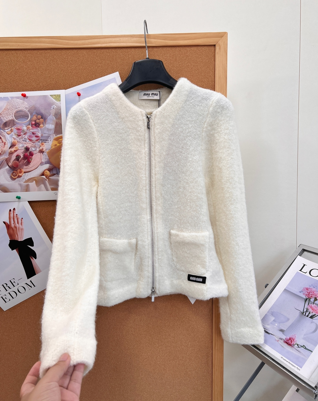 🆕Miu Miu26早秋圆领拉链针织开衫✨软糯千金氛围感,软糯圈圈纱针织面料,蓬松毛茸茸肌理,触感温柔,上身轻盈。 简约 🆕Miu Miu26早秋圆领拉链针织开衫✨软糯千金氛围感,软糯圈圈纱针织面料,蓬松毛茸茸肌理,触感温柔,上身轻盈。 简约