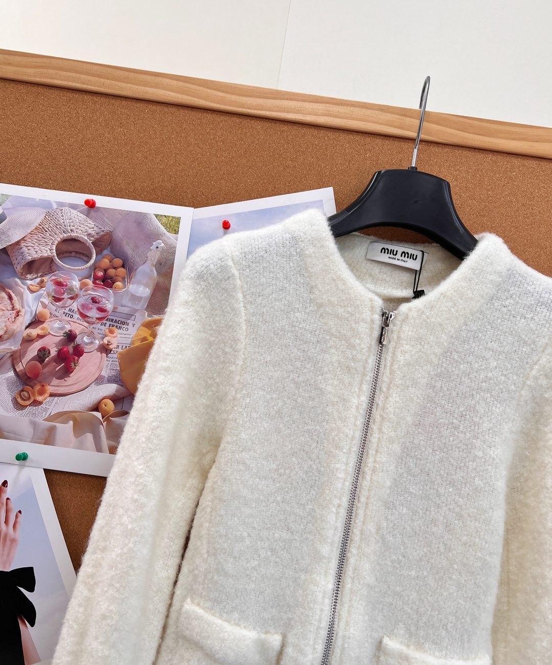 🆕Miu Miu26早秋圆领拉链针织开衫✨软糯千金氛围感,软糯圈圈纱针织面料,蓬松毛茸茸肌理,触感温柔,上身轻盈。 简约 🆕Miu Miu26早秋圆领拉链针织开衫✨软糯千金氛围感,软糯圈圈纱针织面料,蓬松毛茸茸肌理,触感温柔,上身轻盈。 简约