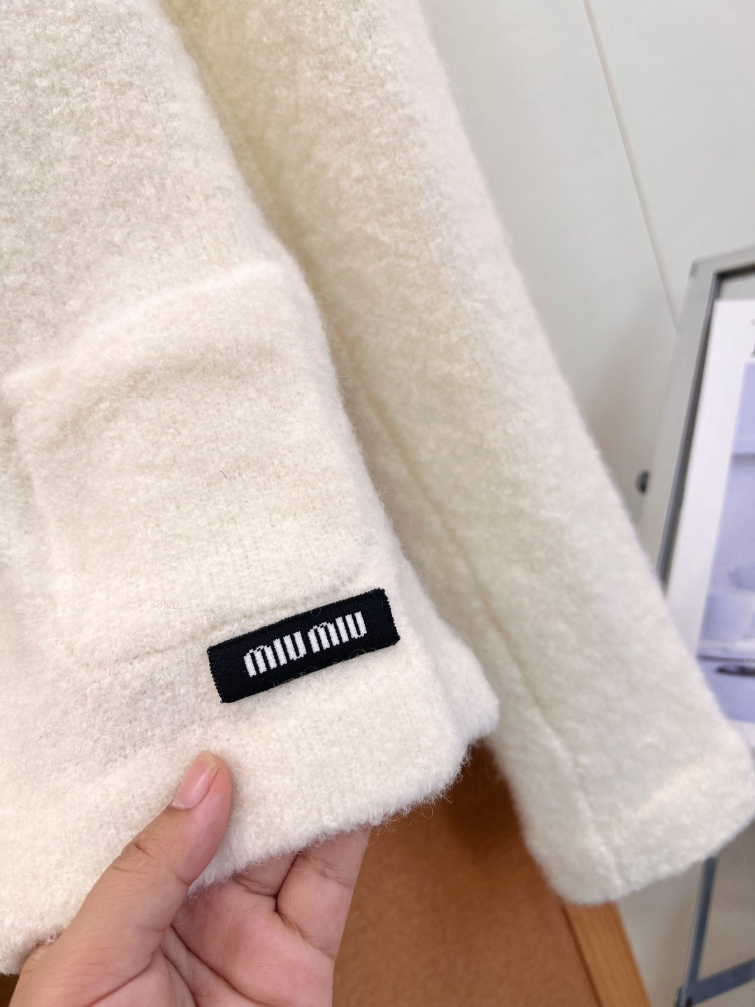 🆕Miu Miu26早秋圆领拉链针织开衫✨软糯千金氛围感,软糯圈圈纱针织面料,蓬松毛茸茸肌理,触感温柔,上身轻盈。 简约 🆕Miu Miu26早秋圆领拉链针织开衫✨软糯千金氛围感,软糯圈圈纱针织面料,蓬松毛茸茸肌理,触感温柔,上身轻盈。 简约