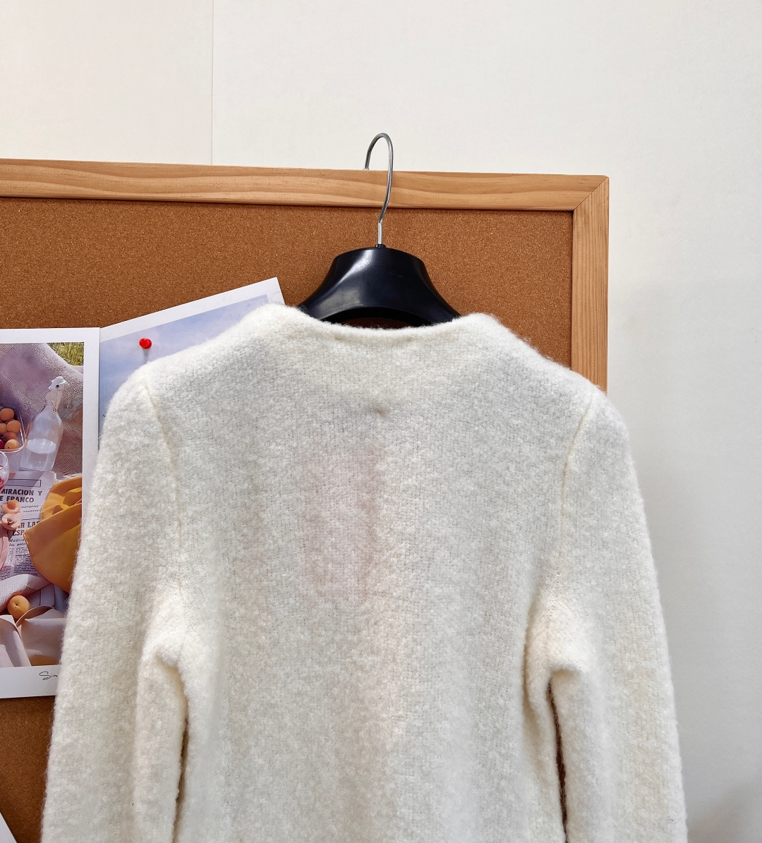 🆕Miu Miu26早秋圆领拉链针织开衫✨软糯千金氛围感,软糯圈圈纱针织面料,蓬松毛茸茸肌理,触感温柔,上身轻盈。 简约 🆕Miu Miu26早秋圆领拉链针织开衫✨软糯千金氛围感,软糯圈圈纱针织面料,蓬松毛茸茸肌理,触感温柔,上身轻盈。 简约