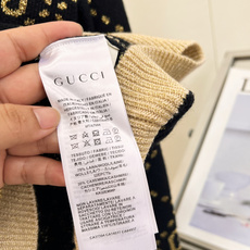 🆕Gucci26秋冬金闪双G提花圆领针织开衫✨复古显贵大小姐既视感,秋冬氛围感王者!满版金色双G菱格提花,金线交织衣身, 🆕Gucci26秋冬金闪双G提花圆领针织开衫✨复古显贵大小姐既视感,秋冬氛围感王者!满版金色双G菱格提花,金线交织衣身,