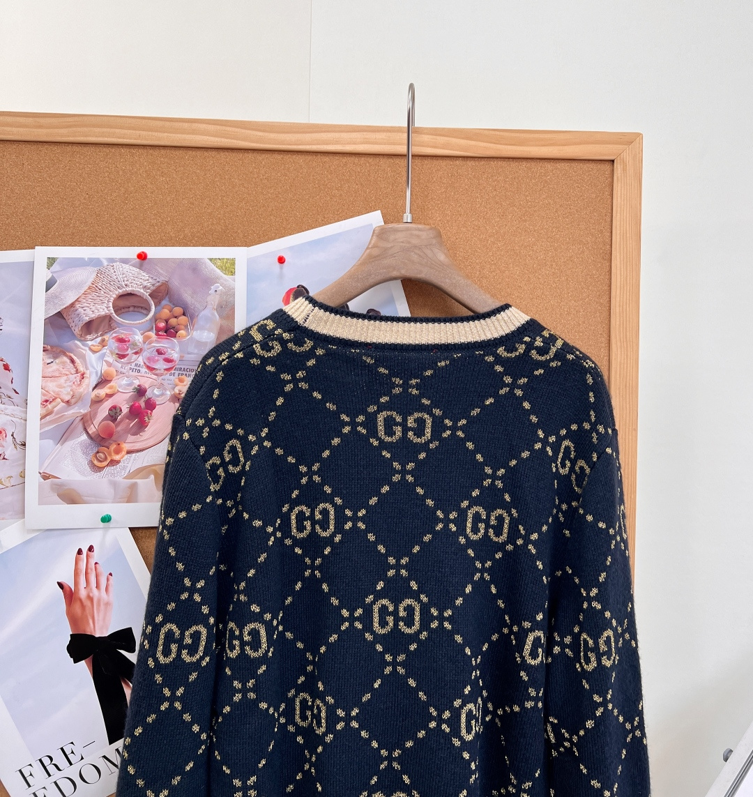 🆕Gucci26秋冬V领金色双G菱格提花针织开衫✨复古贵气氛围感拉满，V领版型修饰脖颈线条，衬得脸型柔和。 衣身满铺菱格