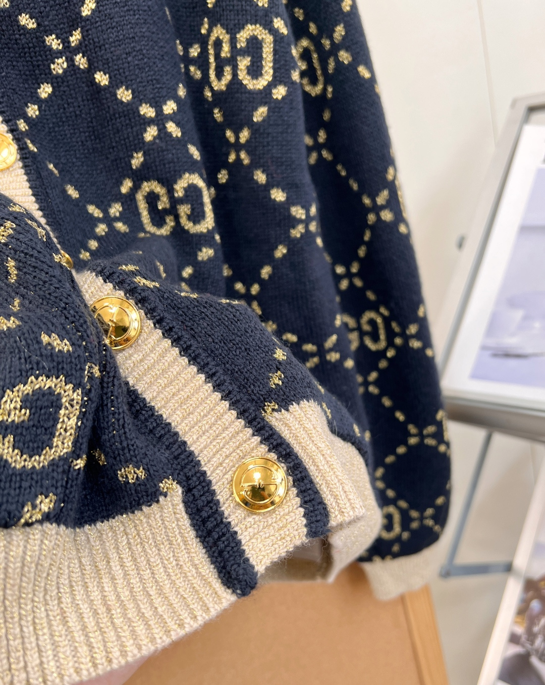 🆕Gucci26秋冬V领金色双G菱格提花针织开衫✨复古贵气氛围感拉满，V领版型修饰脖颈线条，衬得脸型柔和。 衣身满铺菱格