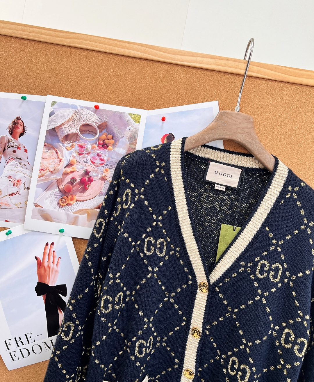 🆕Gucci26秋冬V领金色双G菱格提花针织开衫✨复古贵气氛围感拉满，V领版型修饰脖颈线条，衬得脸型柔和。 衣身满铺菱格