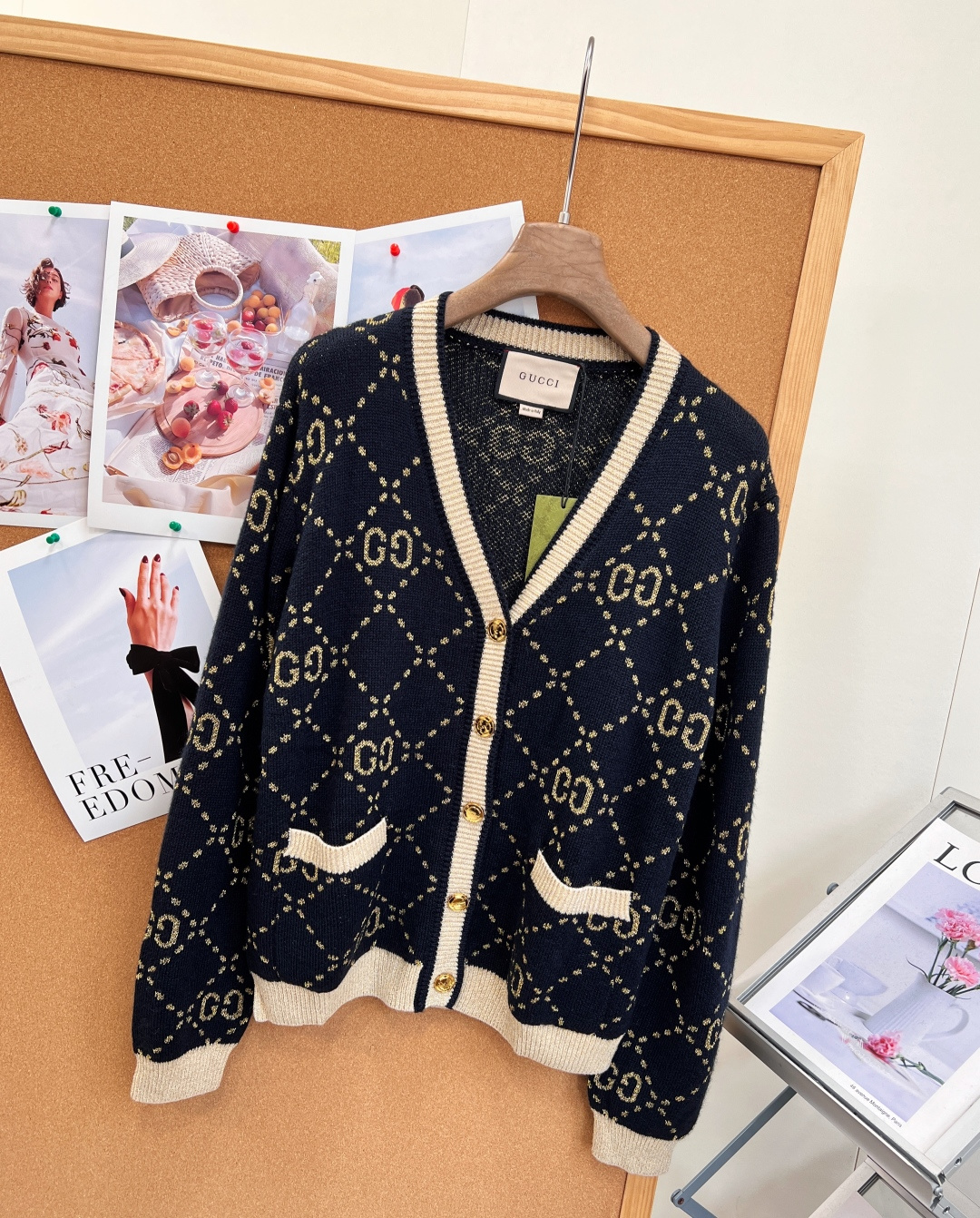🆕Gucci26秋冬V领金色双G菱格提花针织开衫✨复古贵气氛围感拉满，V领版型修饰脖颈线条，衬得脸型柔和。 衣身满铺菱格
