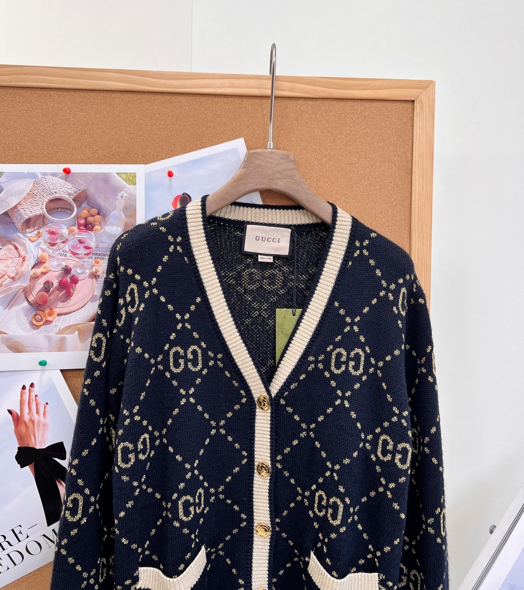 🆕Gucci26秋冬V领金色双G菱格提花针织开衫✨复古贵气氛围感拉满，V领版型修饰脖颈线条，衬得脸型柔和。 衣身满铺菱格