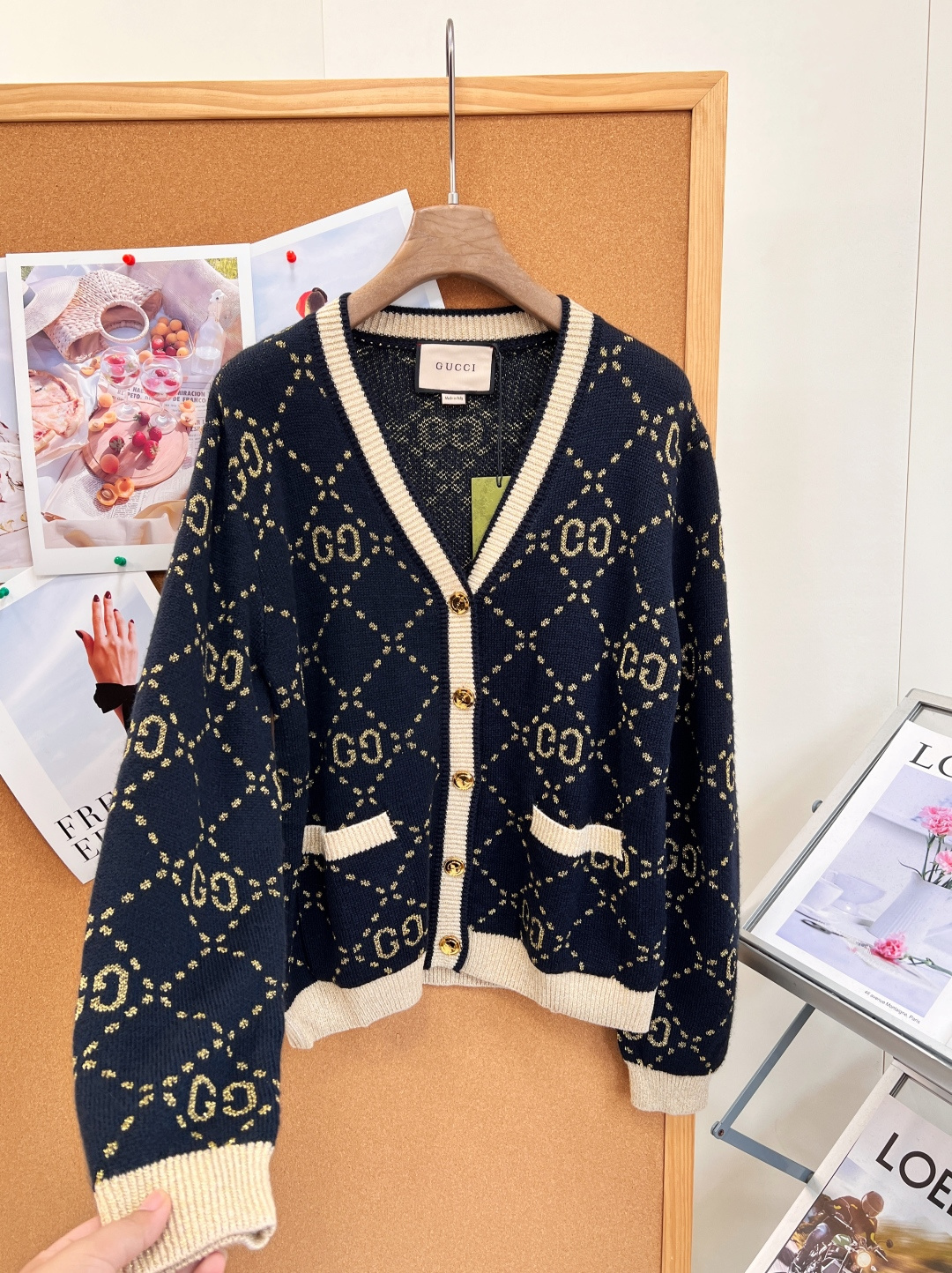 🆕Gucci26秋冬V领金色双G菱格提花针织开衫✨复古贵气氛围感拉满，V领版型修饰脖颈线条，衬得脸型柔和。 衣身满铺菱格