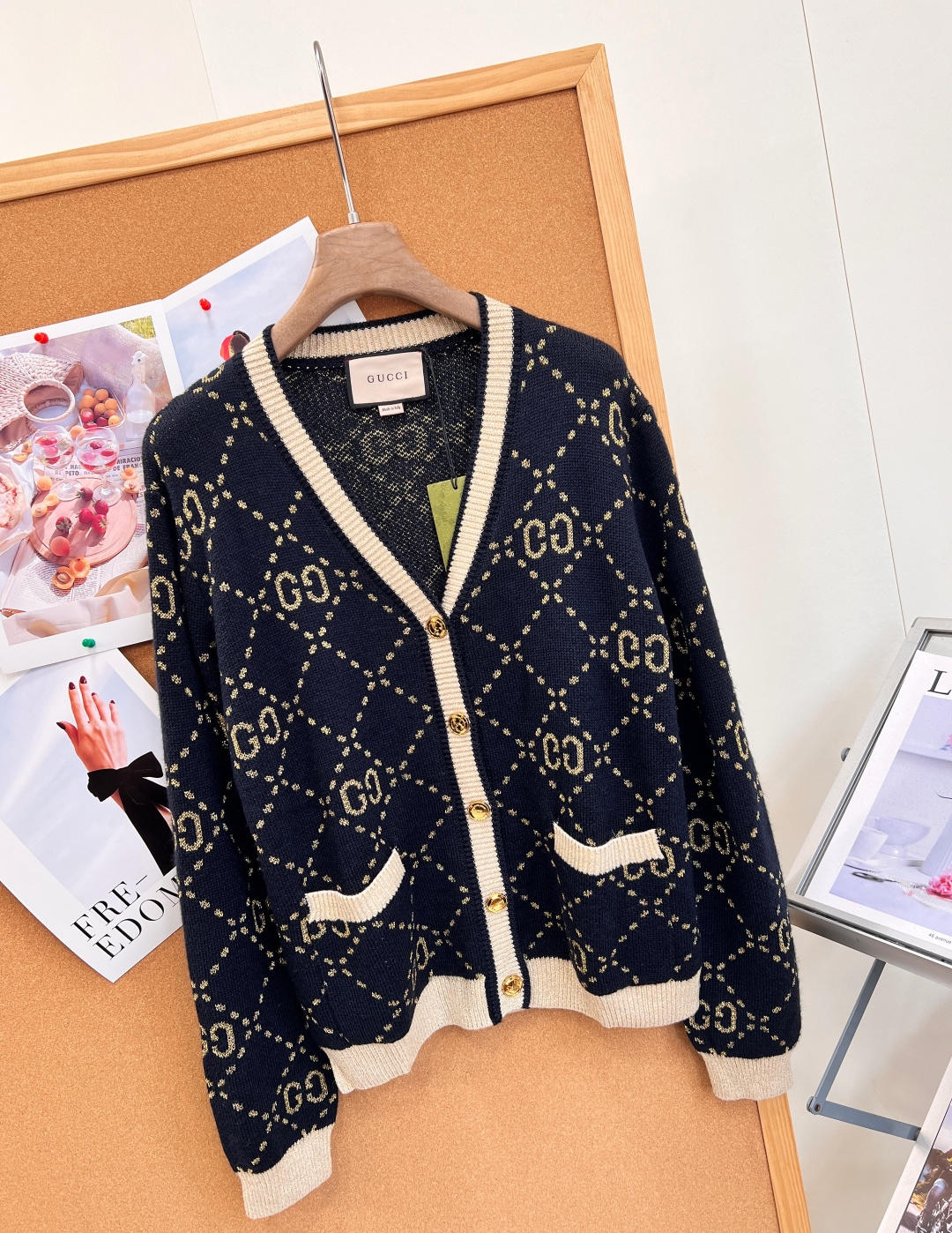🆕Gucci26秋冬V领金色双G菱格提花针织开衫✨复古贵气氛围感拉满，V领版型修饰脖颈线条，衬得脸型柔和。 衣身满铺菱格