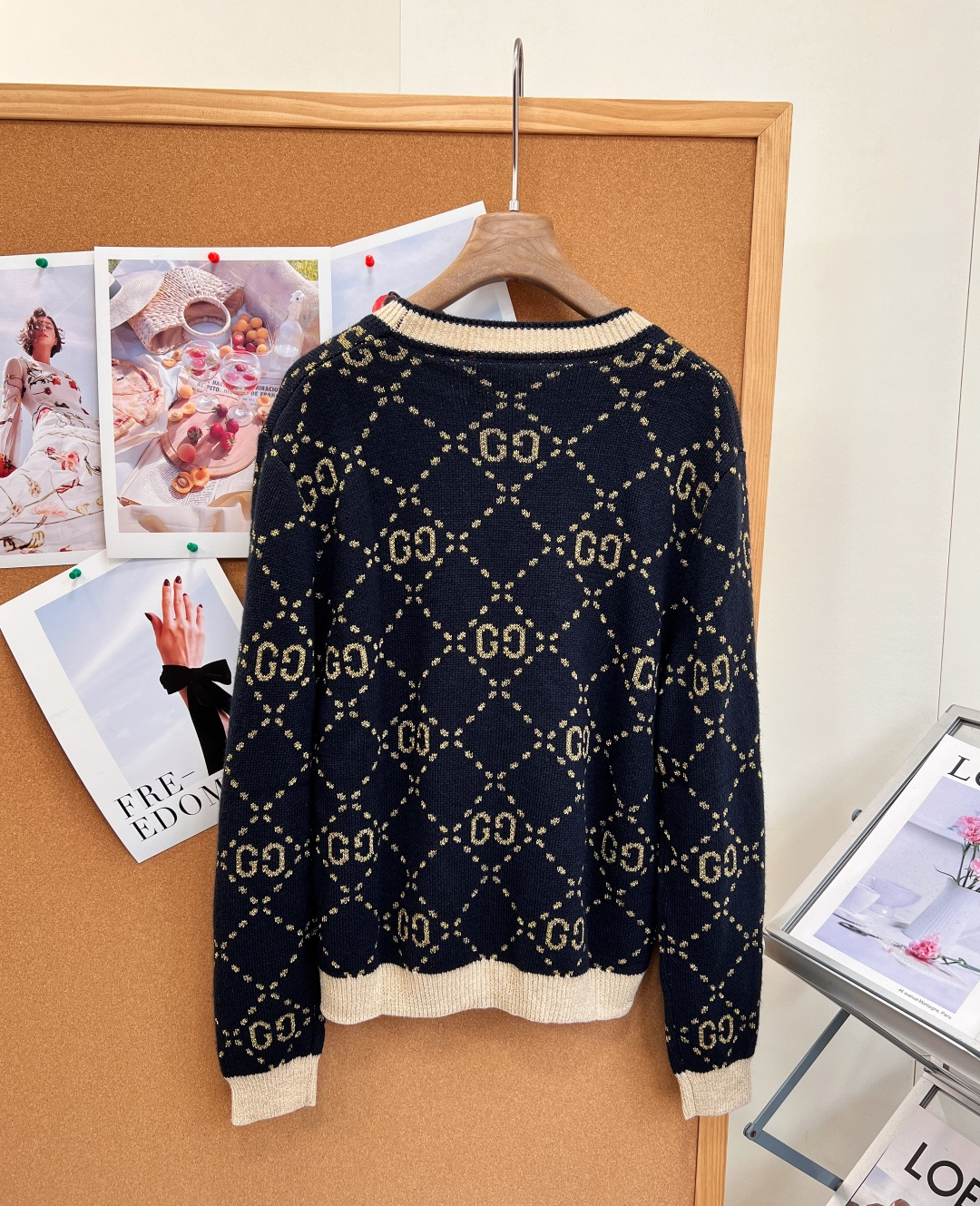 🆕Gucci26秋冬V领金色双G菱格提花针织开衫✨复古贵气氛围感拉满，V领版型修饰脖颈线条，衬得脸型柔和。 衣身满铺菱格