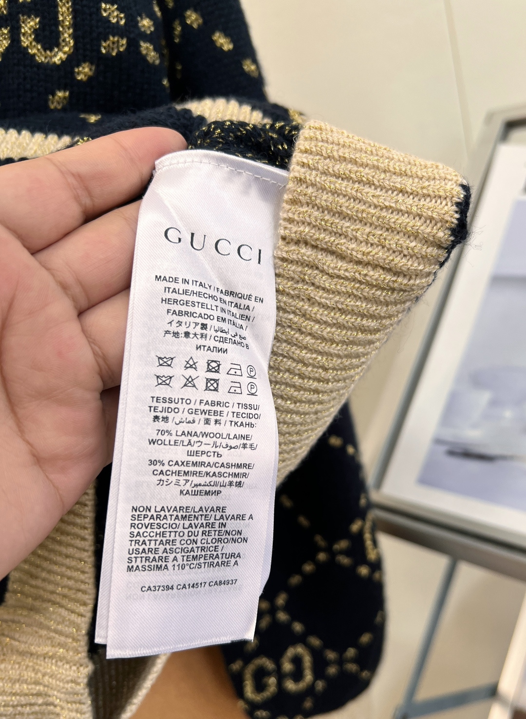 🆕Gucci26秋冬V领金色双G菱格提花针织开衫✨复古贵气氛围感拉满，V领版型修饰脖颈线条，衬得脸型柔和。 衣身满铺菱格