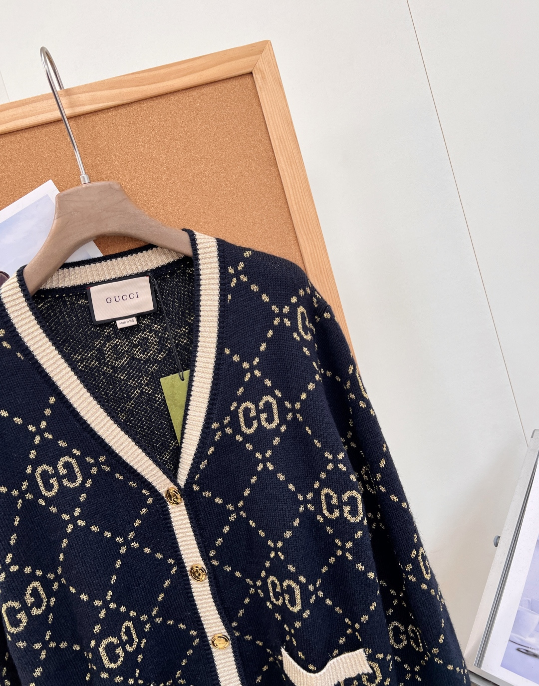 🆕Gucci26秋冬V领金色双G菱格提花针织开衫✨复古贵气氛围感拉满，V领版型修饰脖颈线条，衬得脸型柔和。 衣身满铺菱格
