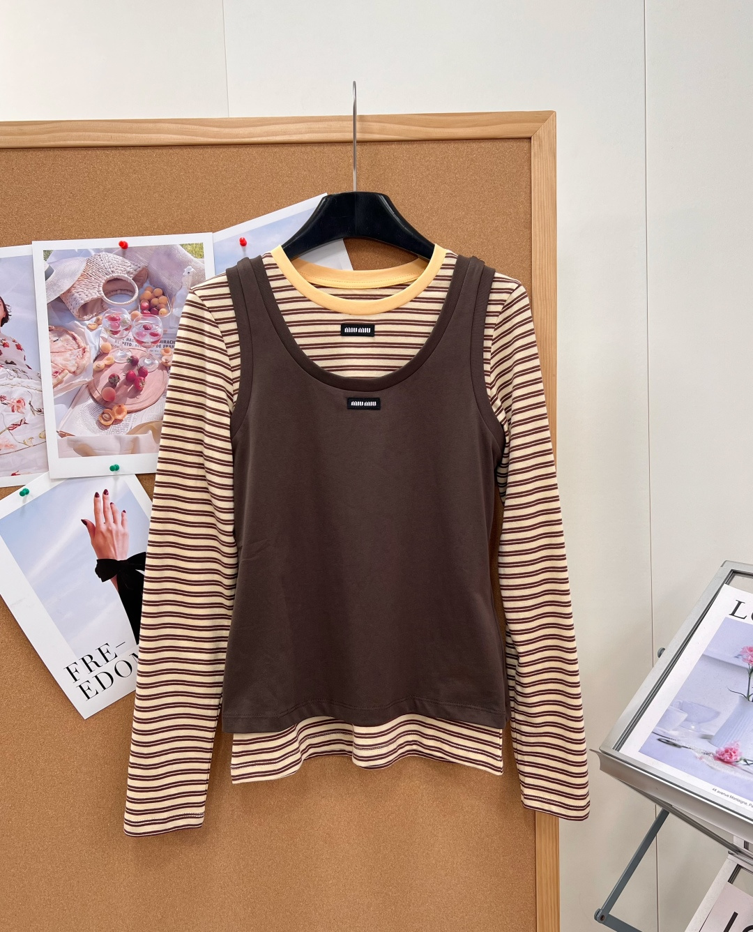 🆕Miu Miu 26秋冬撞色叠搭背心条纹长袖两件套，懒人一键get层次感🎞️不用费心思考搭配！一套直接拥有撞色叠穿效果