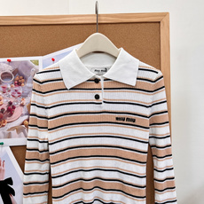 🆕Miu Miu新款细条纹Polo罗纹针织上衣🧶学院感直接拉满✨经典Polo翻领设计,半开襟两粒扣,简约又有少女学院氛围 🆕Miu Miu新款细条纹Polo罗纹针织上衣🧶学院感直接拉满✨经典Polo翻领设计,半开襟两粒扣,简约又有少女学院氛围