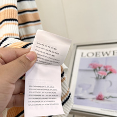 🆕Miu Miu新款细条纹Polo罗纹针织上衣🧶学院感直接拉满✨经典Polo翻领设计,半开襟两粒扣,简约又有少女学院氛围 🆕Miu Miu新款细条纹Polo罗纹针织上衣🧶学院感直接拉满✨经典Polo翻领设计,半开襟两粒扣,简约又有少女学院氛围