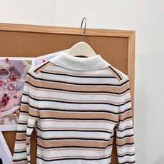 🆕Miu Miu新款细条纹Polo罗纹针织上衣🧶学院感直接拉满✨经典Polo翻领设计,半开襟两粒扣,简约又有少女学院氛围 🆕Miu Miu新款细条纹Polo罗纹针织上衣🧶学院感直接拉满✨经典Polo翻领设计,半开襟两粒扣,简约又有少女学院氛围