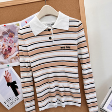 🆕Miu Miu新款细条纹Polo罗纹针织上衣🧶学院感直接拉满✨经典Polo翻领设计,半开襟两粒扣,简约又有少女学院氛围 🆕Miu Miu新款细条纹Polo罗纹针织上衣🧶学院感直接拉满✨经典Polo翻领设计,半开襟两粒扣,简约又有少女学院氛围