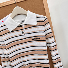 🆕Miu Miu新款细条纹Polo罗纹针织上衣🧶学院感直接拉满✨经典Polo翻领设计,半开襟两粒扣,简约又有少女学院氛围 🆕Miu Miu新款细条纹Polo罗纹针织上衣🧶学院感直接拉满✨经典Polo翻领设计,半开襟两粒扣,简约又有少女学院氛围