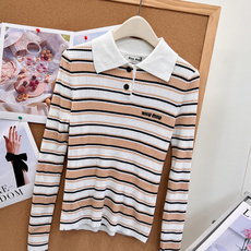🆕Miu Miu新款细条纹Polo罗纹针织上衣🧶学院感直接拉满✨经典Polo翻领设计,半开襟两粒扣,简约又有少女学院氛围 🆕Miu Miu新款细条纹Polo罗纹针织上衣🧶学院感直接拉满✨经典Polo翻领设计,半开襟两粒扣,简约又有少女学院氛围