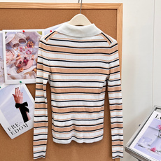 🆕Miu Miu新款细条纹Polo罗纹针织上衣🧶学院感直接拉满✨经典Polo翻领设计,半开襟两粒扣,简约又有少女学院氛围 🆕Miu Miu新款细条纹Polo罗纹针织上衣🧶学院感直接拉满✨经典Polo翻领设计,半开襟两粒扣,简约又有少女学院氛围