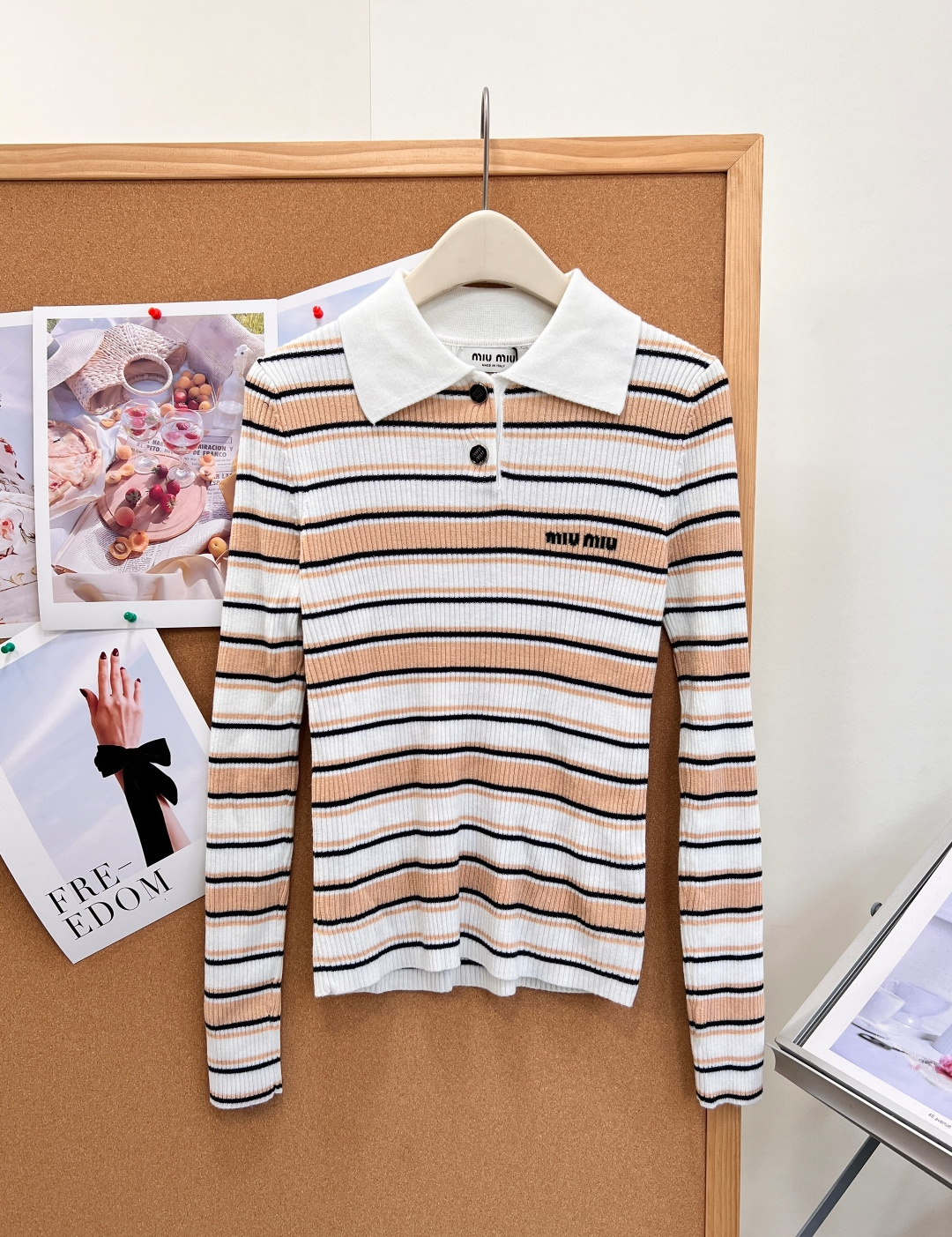 🆕Miu Miu新款细条纹Polo罗纹针织上衣🧶学院感直接拉满✨经典Polo翻领设计，半开襟两粒扣，简约又有少女学院氛围