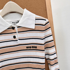 🆕Miu Miu新款细条纹Polo罗纹针织上衣🧶学院感直接拉满✨经典Polo翻领设计,半开襟两粒扣,简约又有少女学院氛围 🆕Miu Miu新款细条纹Polo罗纹针织上衣🧶学院感直接拉满✨经典Polo翻领设计,半开襟两粒扣,简约又有少女学院氛围