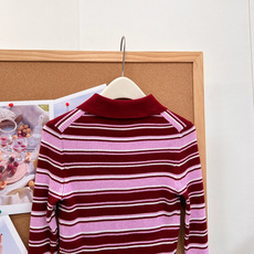 🆕Miu Miu新款细条纹Polo罗纹针织上衣🧶学院感直接拉满✨经典Polo翻领设计,半开襟两粒扣,简约又有少女学院氛围 🆕Miu Miu新款细条纹Polo罗纹针织上衣🧶学院感直接拉满✨经典Polo翻领设计,半开襟两粒扣,简约又有少女学院氛围