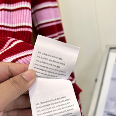 🆕Miu Miu新款细条纹Polo罗纹针织上衣🧶学院感直接拉满✨经典Polo翻领设计,半开襟两粒扣,简约又有少女学院氛围 🆕Miu Miu新款细条纹Polo罗纹针织上衣🧶学院感直接拉满✨经典Polo翻领设计,半开襟两粒扣,简约又有少女学院氛围