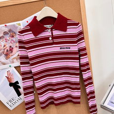 🆕Miu Miu新款细条纹Polo罗纹针织上衣🧶学院感直接拉满✨经典Polo翻领设计,半开襟两粒扣,简约又有少女学院氛围 🆕Miu Miu新款细条纹Polo罗纹针织上衣🧶学院感直接拉满✨经典Polo翻领设计,半开襟两粒扣,简约又有少女学院氛围