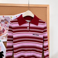 🆕Miu Miu新款细条纹Polo罗纹针织上衣🧶学院感直接拉满✨经典Polo翻领设计,半开襟两粒扣,简约又有少女学院氛围 🆕Miu Miu新款细条纹Polo罗纹针织上衣🧶学院感直接拉满✨经典Polo翻领设计,半开襟两粒扣,简约又有少女学院氛围