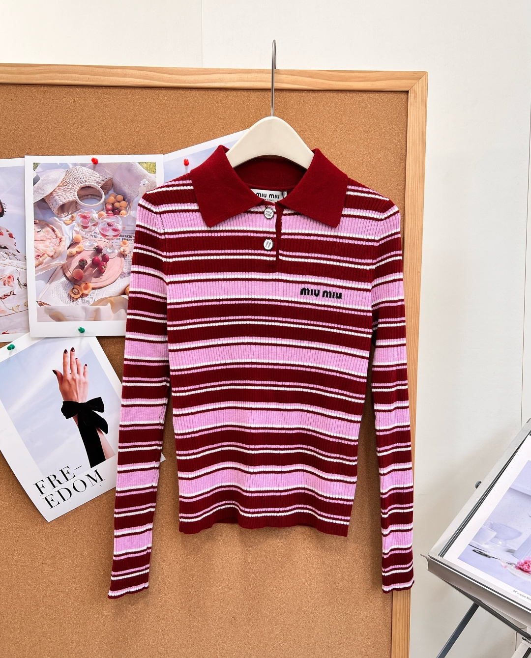🆕Miu Miu新款细条纹Polo罗纹针织上衣🧶学院感直接拉满✨经典Polo翻领设计，半开襟两粒扣，简约又有少女学院氛围