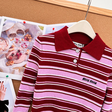 🆕Miu Miu新款细条纹Polo罗纹针织上衣🧶学院感直接拉满✨经典Polo翻领设计,半开襟两粒扣,简约又有少女学院氛围 🆕Miu Miu新款细条纹Polo罗纹针织上衣🧶学院感直接拉满✨经典Polo翻领设计,半开襟两粒扣,简约又有少女学院氛围