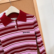 🆕Miu Miu新款细条纹Polo罗纹针织上衣🧶学院感直接拉满✨经典Polo翻领设计,半开襟两粒扣,简约又有少女学院氛围 🆕Miu Miu新款细条纹Polo罗纹针织上衣🧶学院感直接拉满✨经典Polo翻领设计,半开襟两粒扣,简约又有少女学院氛围