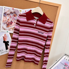 🆕Miu Miu新款细条纹Polo罗纹针织上衣🧶学院感直接拉满✨经典Polo翻领设计,半开襟两粒扣,简约又有少女学院氛围 🆕Miu Miu新款细条纹Polo罗纹针织上衣🧶学院感直接拉满✨经典Polo翻领设计,半开襟两粒扣,简约又有少女学院氛围