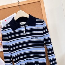 🆕Miu Miu新款细条纹Polo罗纹针织上衣🧶学院感直接拉满✨经典Polo翻领设计,半开襟两粒扣,简约又有少女学院氛围 🆕Miu Miu新款细条纹Polo罗纹针织上衣🧶学院感直接拉满✨经典Polo翻领设计,半开襟两粒扣,简约又有少女学院氛围