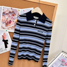 🆕Miu Miu新款细条纹Polo罗纹针织上衣🧶学院感直接拉满✨经典Polo翻领设计,半开襟两粒扣,简约又有少女学院氛围 🆕Miu Miu新款细条纹Polo罗纹针织上衣🧶学院感直接拉满✨经典Polo翻领设计,半开襟两粒扣,简约又有少女学院氛围