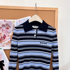 🆕Miu Miu新款细条纹Polo罗纹针织上衣🧶学院感直接拉满✨经典Polo翻领设计,半开襟两粒扣,简约又有少女学院氛围 🆕Miu Miu新款细条纹Polo罗纹针织上衣🧶学院感直接拉满✨经典Polo翻领设计,半开襟两粒扣,简约又有少女学院氛围