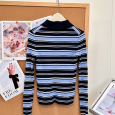 🆕Miu Miu新款细条纹Polo罗纹针织上衣🧶学院感直接拉满✨经典Polo翻领设计,半开襟两粒扣,简约又有少女学院氛围 🆕Miu Miu新款细条纹Polo罗纹针织上衣🧶学院感直接拉满✨经典Polo翻领设计,半开襟两粒扣,简约又有少女学院氛围