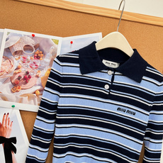 🆕Miu Miu新款细条纹Polo罗纹针织上衣🧶学院感直接拉满✨经典Polo翻领设计,半开襟两粒扣,简约又有少女学院氛围 🆕Miu Miu新款细条纹Polo罗纹针织上衣🧶学院感直接拉满✨经典Polo翻领设计,半开襟两粒扣,简约又有少女学院氛围