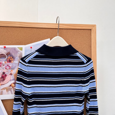 🆕Miu Miu新款细条纹Polo罗纹针织上衣🧶学院感直接拉满✨经典Polo翻领设计,半开襟两粒扣,简约又有少女学院氛围 🆕Miu Miu新款细条纹Polo罗纹针织上衣🧶学院感直接拉满✨经典Polo翻领设计,半开襟两粒扣,简约又有少女学院氛围