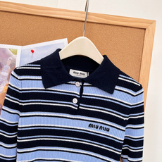 🆕Miu Miu新款细条纹Polo罗纹针织上衣🧶学院感直接拉满✨经典Polo翻领设计,半开襟两粒扣,简约又有少女学院氛围 🆕Miu Miu新款细条纹Polo罗纹针织上衣🧶学院感直接拉满✨经典Polo翻领设计,半开襟两粒扣,简约又有少女学院氛围