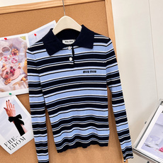 🆕Miu Miu新款细条纹Polo罗纹针织上衣🧶学院感直接拉满✨经典Polo翻领设计,半开襟两粒扣,简约又有少女学院氛围 🆕Miu Miu新款细条纹Polo罗纹针织上衣🧶学院感直接拉满✨经典Polo翻领设计,半开襟两粒扣,简约又有少女学院氛围