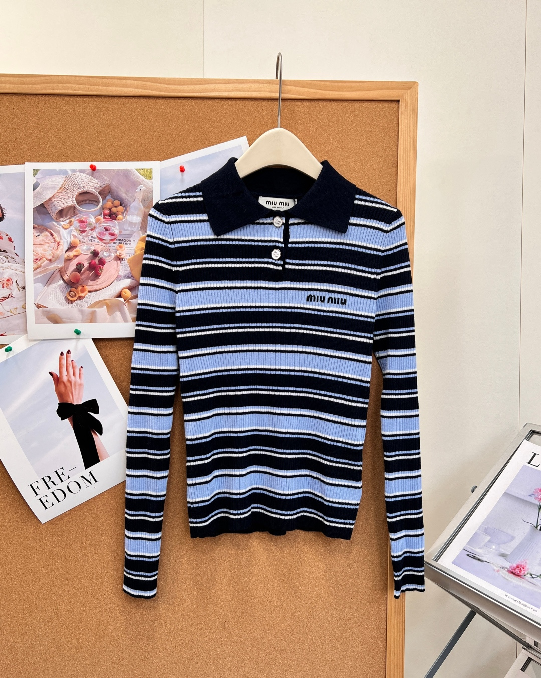 🆕Miu Miu新款细条纹Polo罗纹针织上衣🧶学院感直接拉满✨经典Polo翻领设计，半开襟两粒扣，简约又有少女学院氛围
