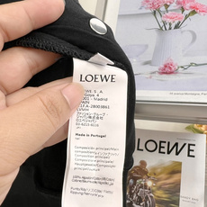 🆕Loewe连帽拉链开衫卫衣✨ 26早秋刚需|松弛老钱风天花板 经典黑色低调大气,上身自带高级滤镜,永不过时的基础款。 🆕Loewe连帽拉链开衫卫衣✨ 26早秋刚需|松弛老钱风天花板 经典黑色低调大气,上身自带高级滤镜,永不过时的基础款。