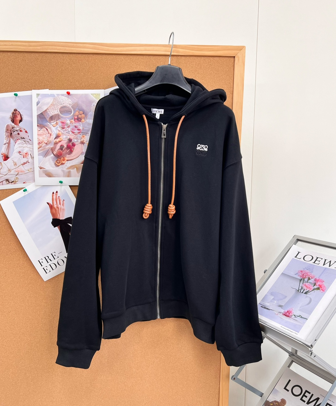 🆕Loewe连帽拉链开衫卫衣✨ 26早秋刚需｜松弛老钱风天花板 经典黑色低调大气，上身自带高级滤镜，永不过时的基础款。 