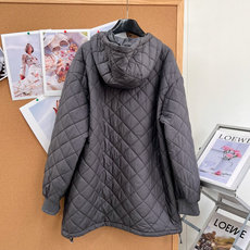 🆕MiuMiu早秋菱格连帽羽绒服,高级炭灰色|经典菱格绗缝,利落不臃肿 米白撞色抽绳+胸口低调刺绣 罗纹防风袖口,拉链侧 🆕MiuMiu早秋菱格连帽羽绒服,高级炭灰色|经典菱格绗缝,利落不臃肿 米白撞色抽绳+胸口低调刺绣 罗纹防风袖口,拉链侧